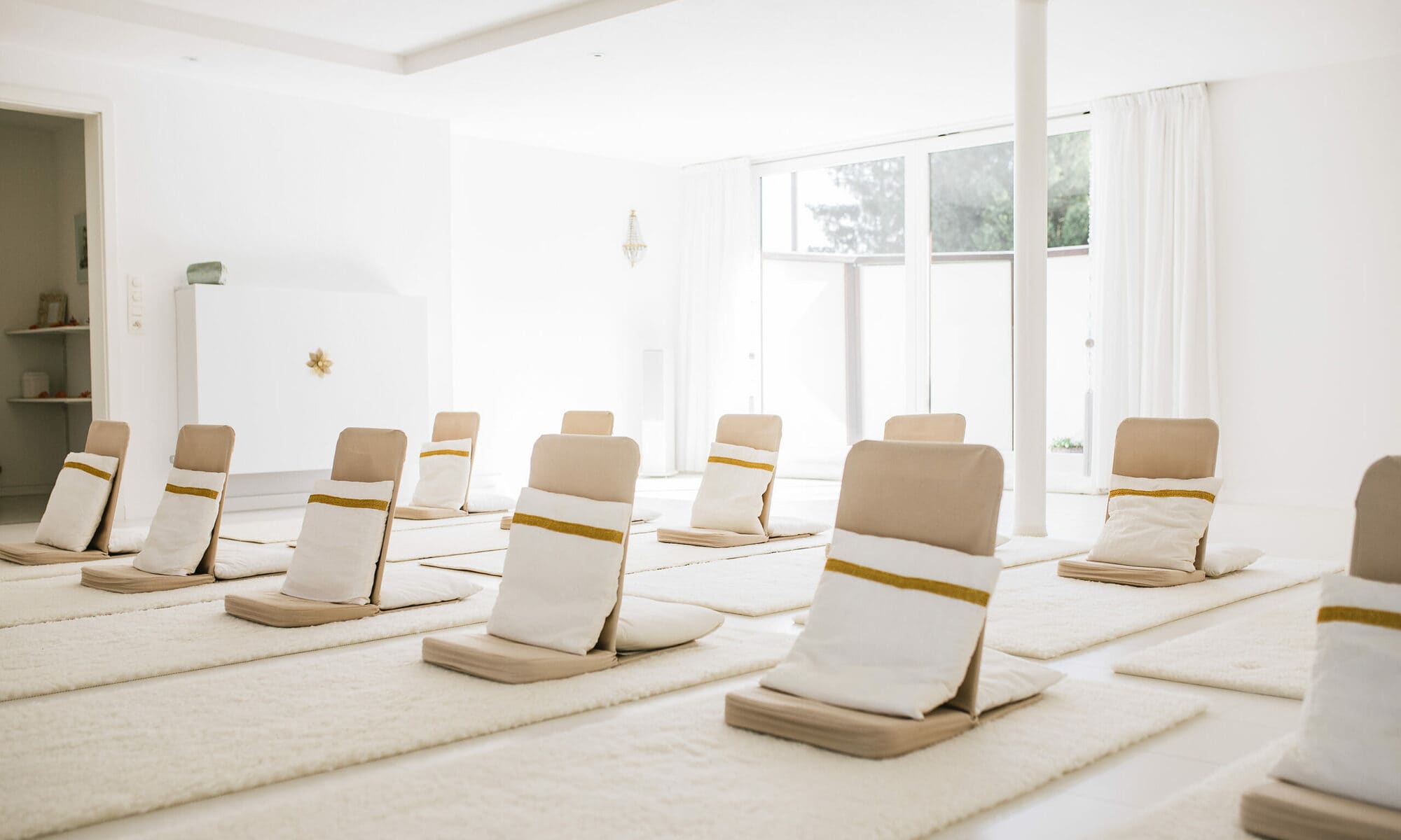 Lichte yoga- en meditatieruimte van Light of Being